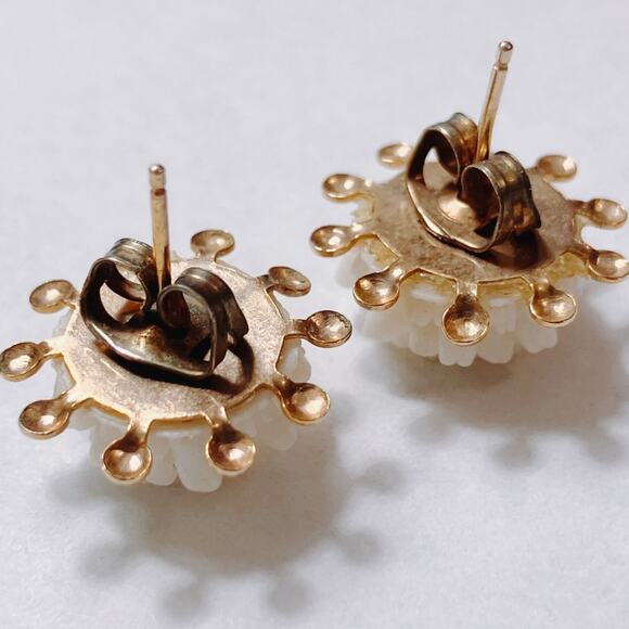 Vintage 1950s Thermoset White Floral Gold Tone Stud Earrings Petite Mid Century - Picture 9 of 10